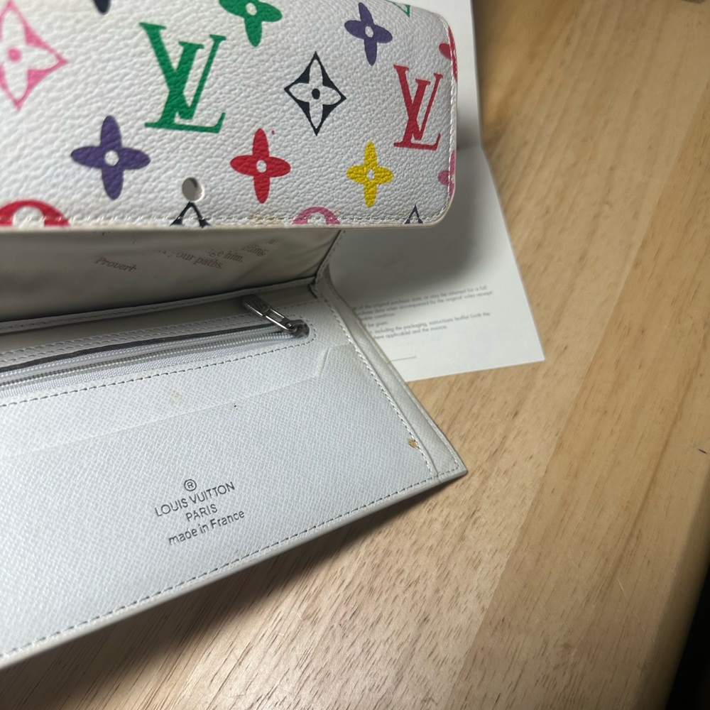 Louis Vuitton - Picture 5 of 7